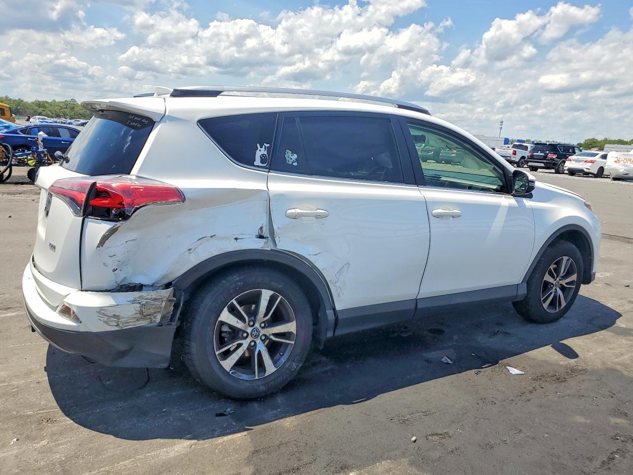 2018 TOYOTA RAV 4 — VIN JTMWFREV6JJ162955 — photo 3